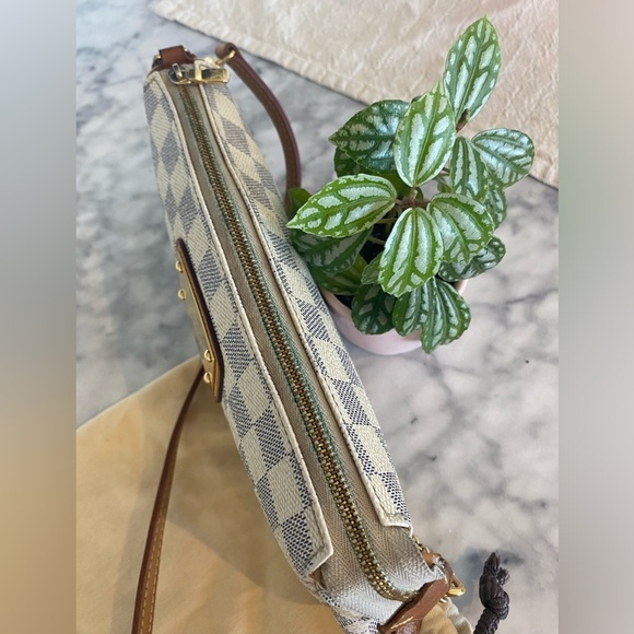 Louis Vuitton authentic Azur Eva clutch - Picture 2 of 6